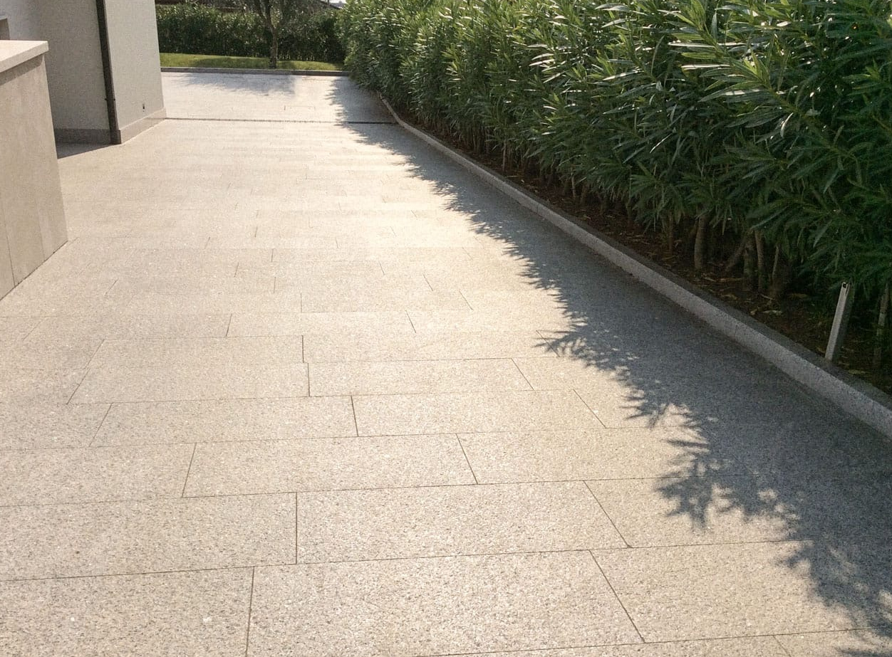 Bianco Sardo Granit Boden Terrassenplatten.jpg