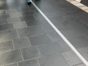 Alta Quarzit Boden in Bahnen gesplaten.jpg