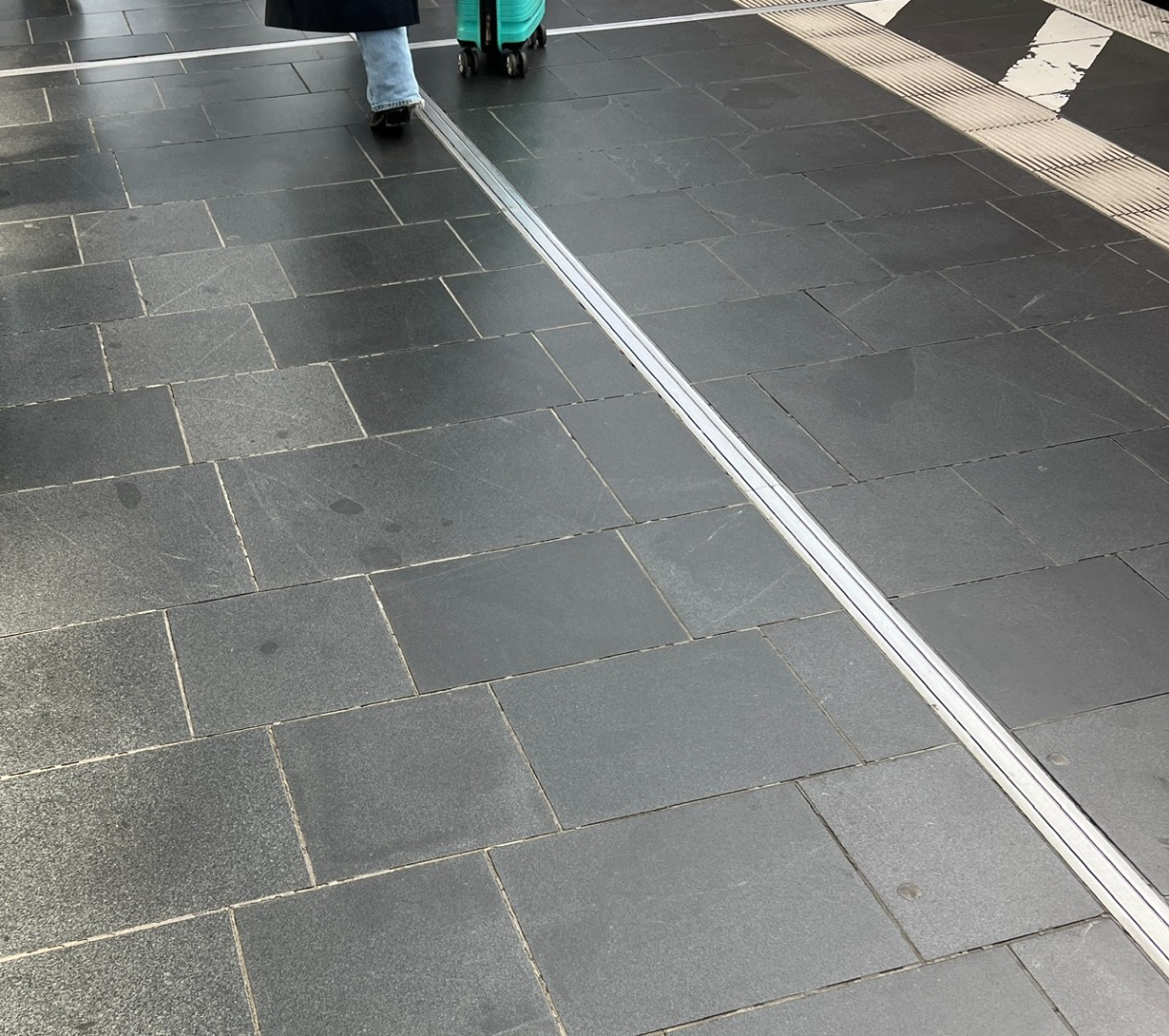 Alta Quarzit Boden in Bahnen gesplaten.jpg