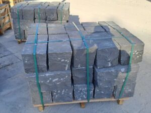 Black Basalt Mauersteine 40x20x20cm gespalten.jpg