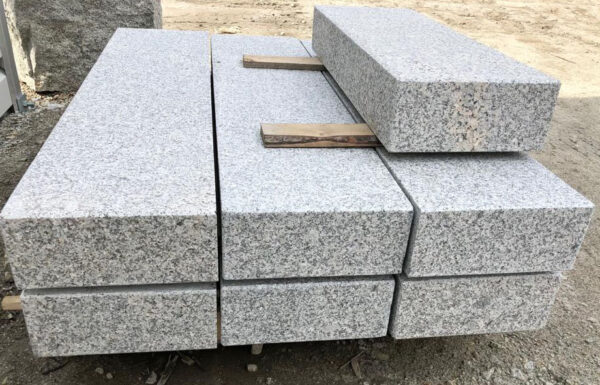 Granit Grau Blockstufen allseits gesägt 100x35x15.JPG