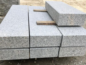 Granit Grau Blockstufen allseits gesägt 100x35x15.JPG