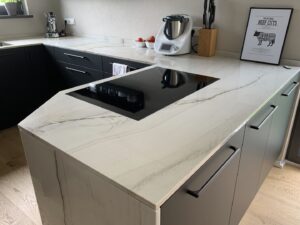 Mont Blanc Quarzit Küchenarbeitsplatte satiniert.jpg