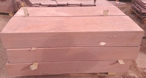 Sandstein rot Blockstufen1.jpg