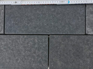 Absolute Black Basalt Pflaster 35x15x6cm.jpg