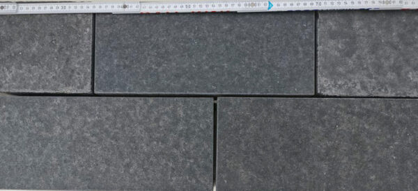 Absolute Black Basalt Pflaster 35x15x6cm.jpg