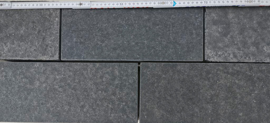 Absolute Black Basalt Pflaster 35x15x6cm.jpg