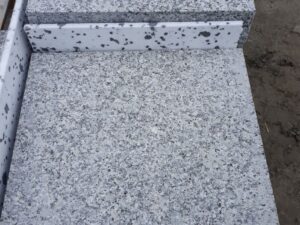 Granit Grau Terassenplatten geflammt 3 cm.