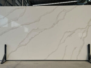 Calacatta Lincoln Quartz Rohtafeln