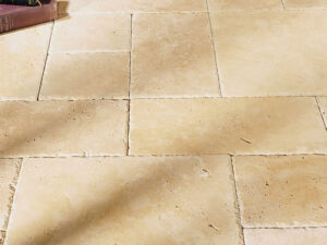 Travertin Vanille Boden römischer Verband 1-2 cm patiniert.jpg