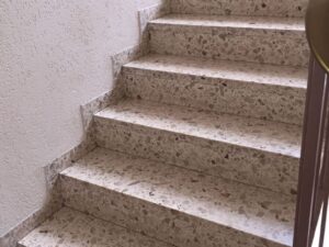 Breccia Aurora 25 9022 BetonWerkStein Treppe