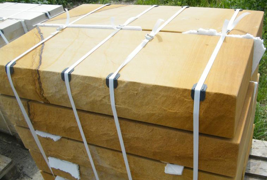 Sandstein gelb beige Blockstufen.jpg
