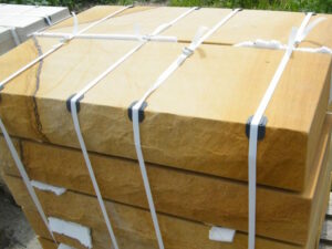 Sandstein gelb beige Blockstufen.jpg