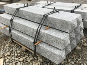 Granit Grau Posten 4 Seiten geflammt mit Spitze.JPG