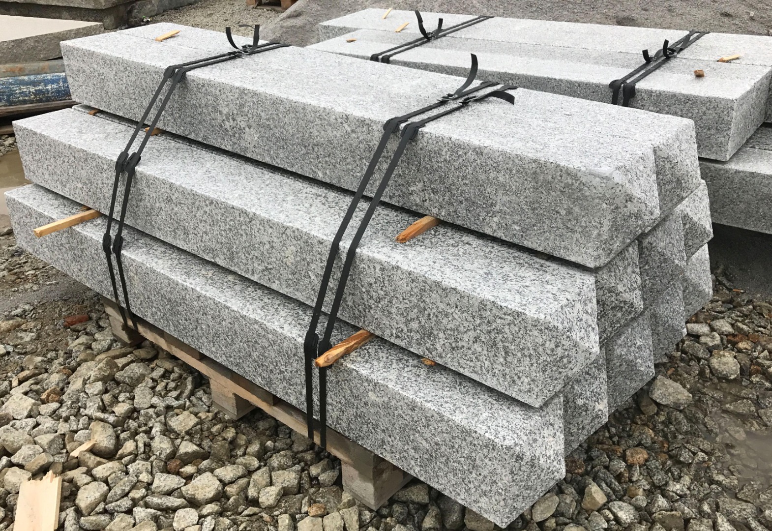 Granit Grau Posten 4 Seiten geflammt mit Spitze.JPG